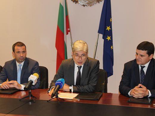 Министър Димов подписа договор за изграждане на инсталации за обработка на отпадъци в Сандански
