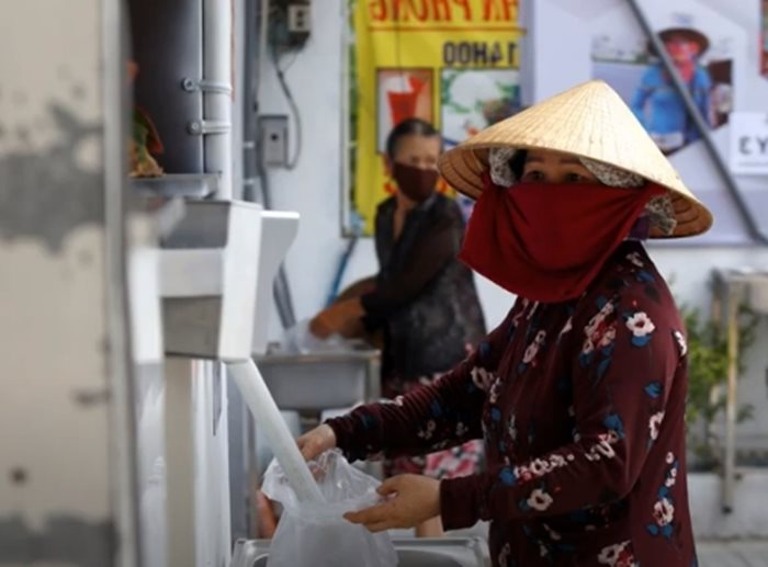 Виетнамски предприемач изобрети автоматични машини за раздаване безплатно на ориз на хора, останали без работа КАДЪР: Youtube