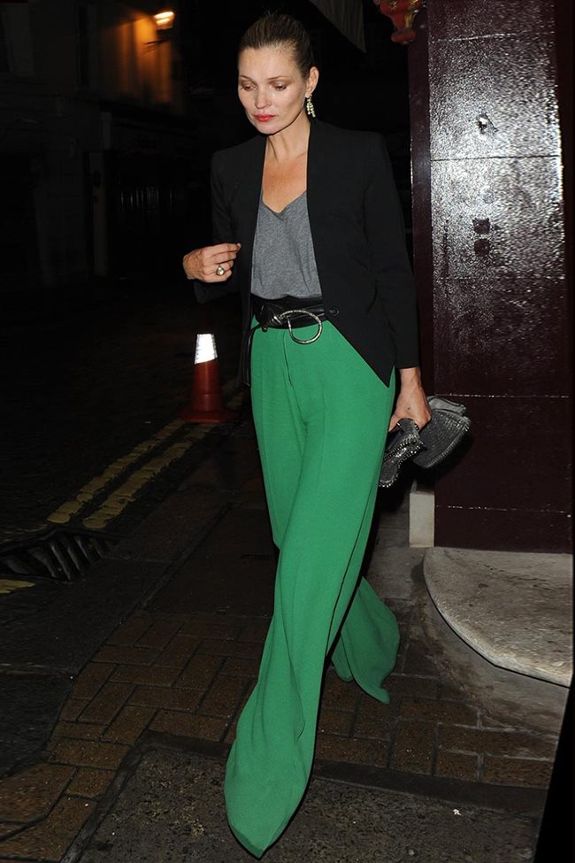 Моделът Кейт Мос с яркозелен палацо панталон отива на вечеря в Мейфеър - един от централните и скъпи квартали на Лондон. 