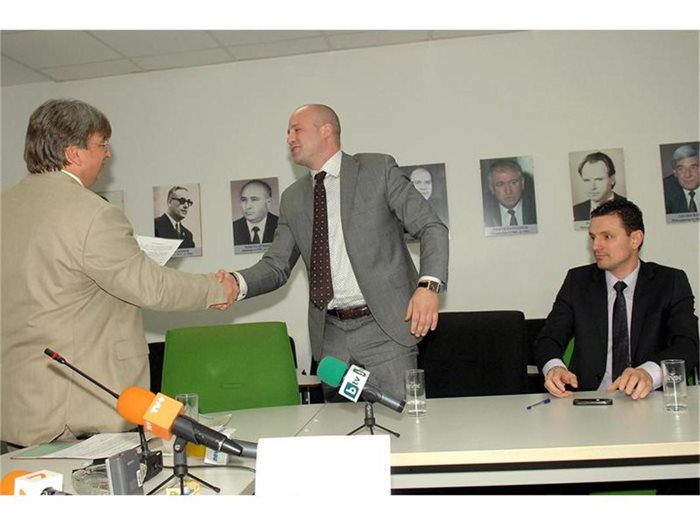 Синдикът Цветан Банков (вляво) поздравява Лъчезар Варнаджиев, след като го обяви за купувач.
СНИМКА: ПИЕР ПЕТРОВ
