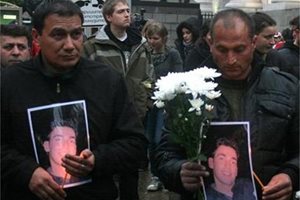 Приятели на Васил Александров с негови портрети на протест след убийството.