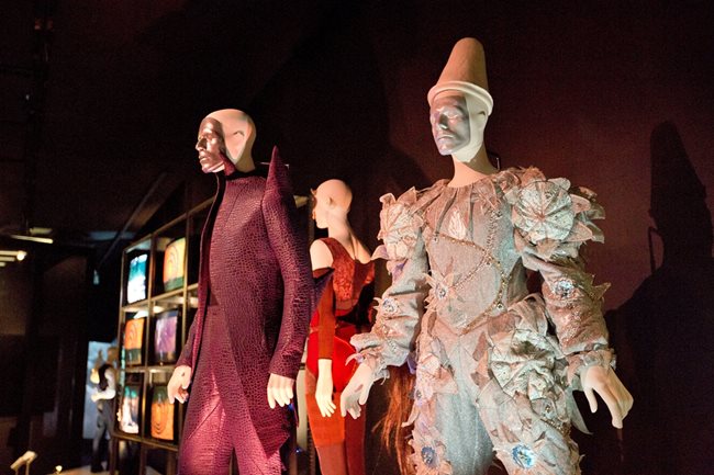 Сценични костюми, носени от Дейвид Бауи, вече са показвани в музея “Виктория и Албърт”. Предстои да станат част от постоянната експозиция за музиканта там.
СНИМКА: РОЙТЕРС