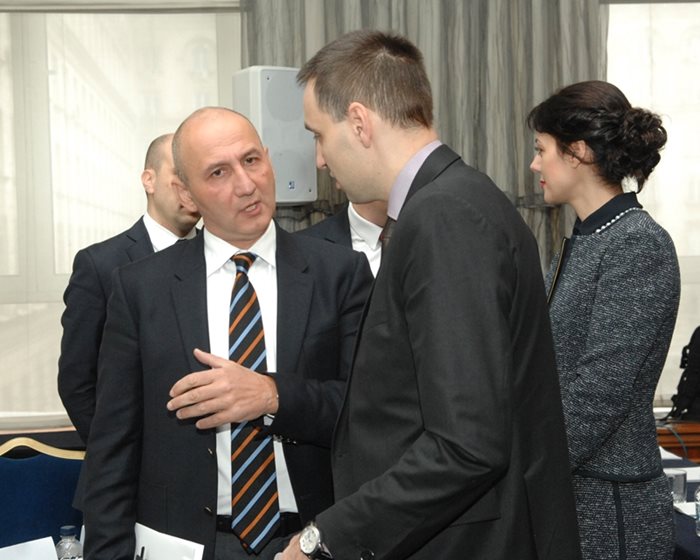 Управителят на “Енерго-Про” Момчил Андреев (вляво) по време на представяне на портала на компанията - kupitok.bg. През него могат да се сключват онлайн договори за търговия с ток.