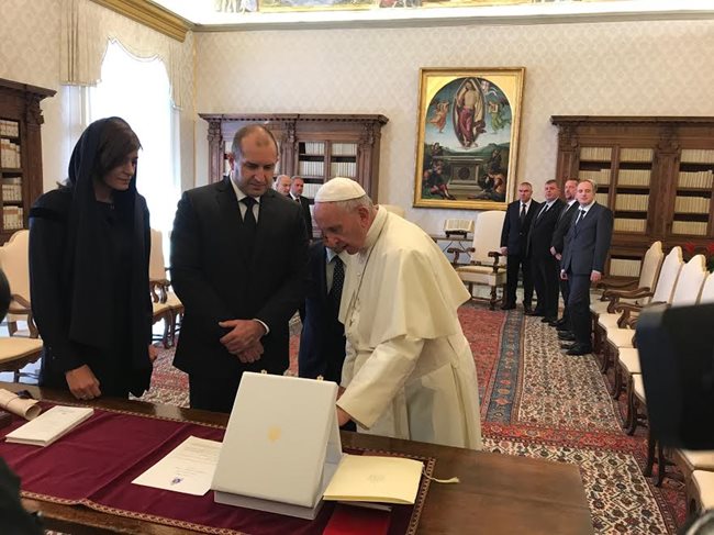 Президентът Румен Радев бе приет от папа Франциск. Поводът за аудиенцията е традицията всяка година папата да приема прeдставители на страната ни за Деня за славянската култура и писменост.