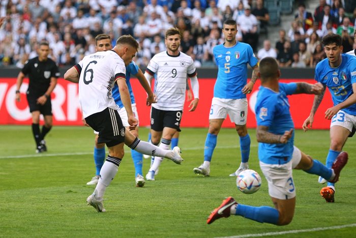 Йосуа Кимих открива резултата срещу Италия пред над 44 хиляди зрители на стадион “Борусия парк” в Мьонхенгладбах.