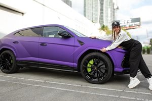 Фен продава Lamborghini Urus, спечелено от томбола на Шакира - няма пари за гориво и застраховка