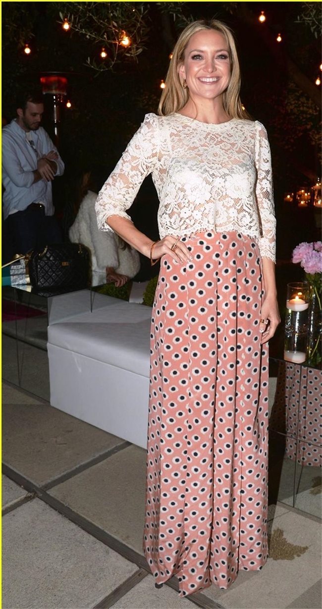 Американската актриса Кейт Хъдсън е комбинирала панталона си с бяла дантелена блуза. 