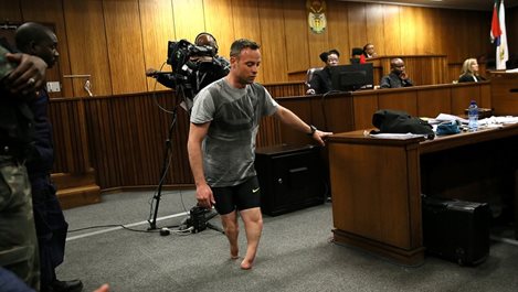 Оскар Писториус свали протезите и помоли съда за милост (снимки)