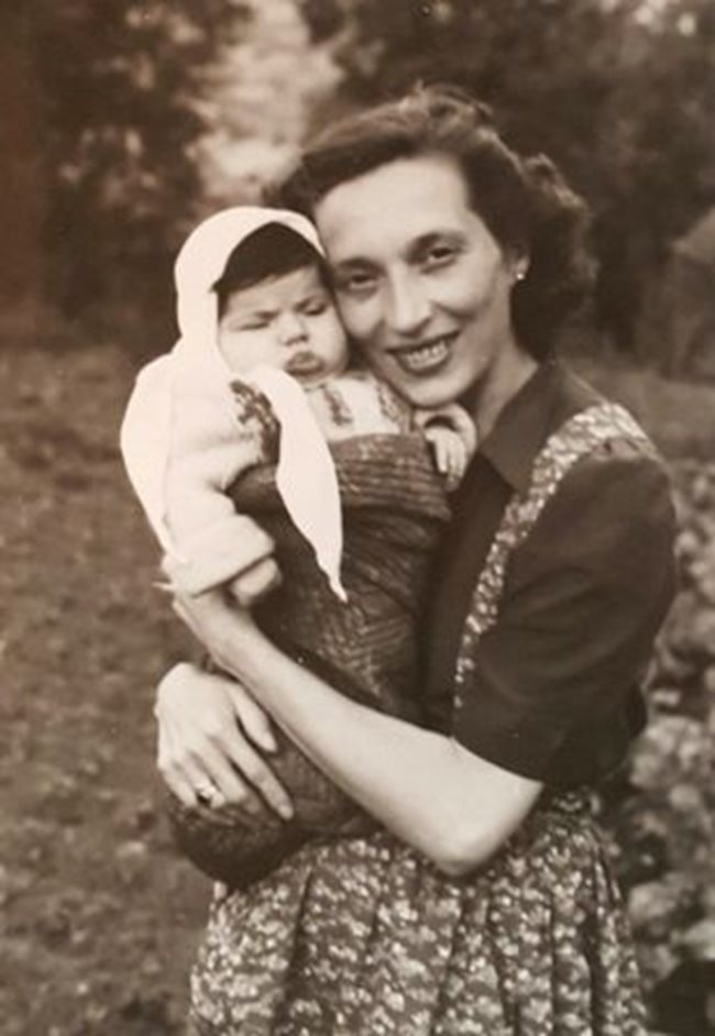 Анна Дамянова с малката Диана - дъщеря на брат й, към която се привързала още от бебе, а след това и осиновила.