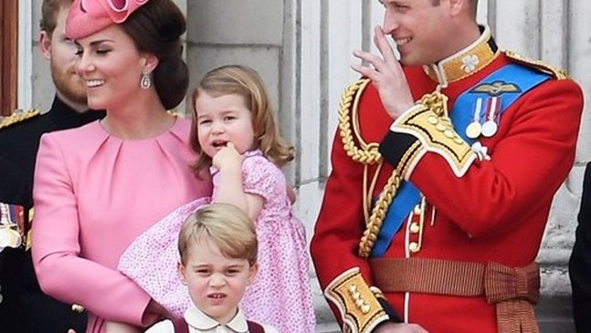 Принцеса Шарлот и принц Джордж озариха рождения ден на кралица Елизабет (Снимки)