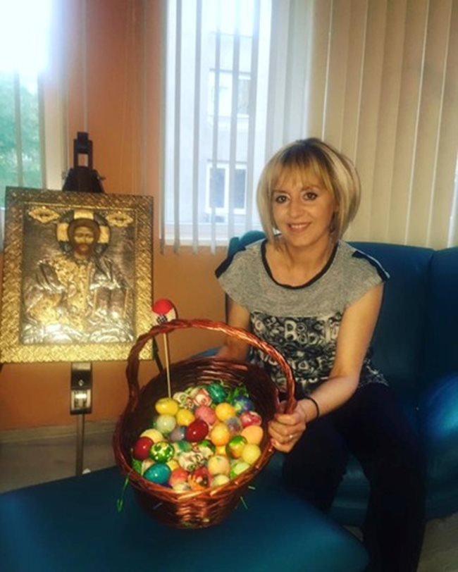 Мая Манолова позира с кошница със своите