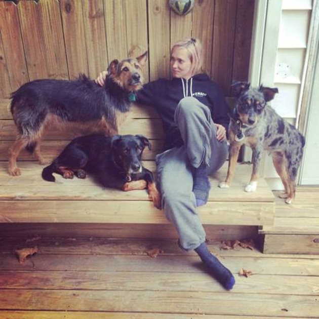 Кристал с трите си кучета: Кокос, Лусайл и Кона