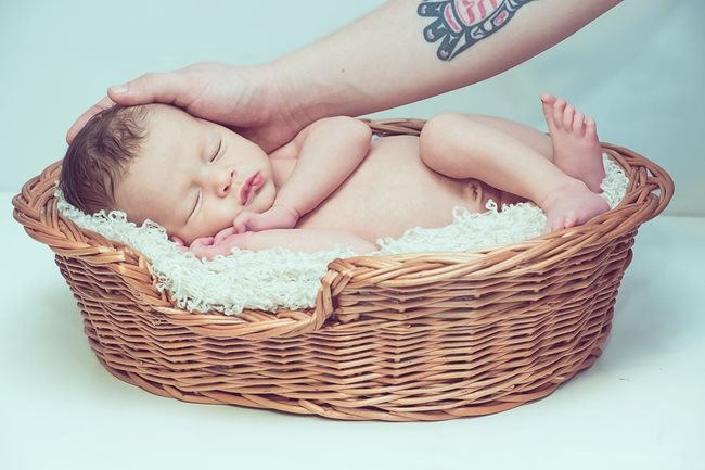 Да поставите ръката си върху тялото на бебето, докато спи и стресовият фактор плач отсъства, е сред упражненията за изграждане на емоционална връзка. СНИМКА: ПИКСАБЕЙ