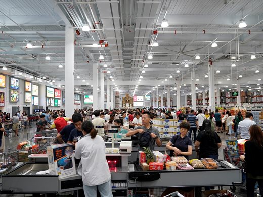 Costco ограничи броя на посетителите в шанхайския си магазин заради хаоса в деня на откриването