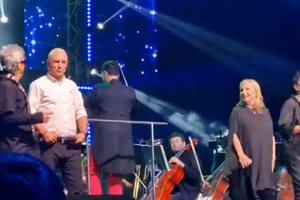 Изненада бе появата на Христо Стоичков в песента „Любов поне", заедно с Тони Димитрова и домакините на вечерта.
СНИМКА: ПЛАМЕН КОДРОВ