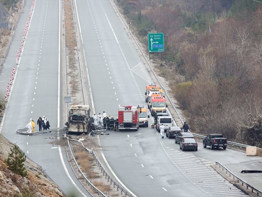 Оправиха знаците и мантинелите на мястото на фаталната катастрофа с македонския автобус
