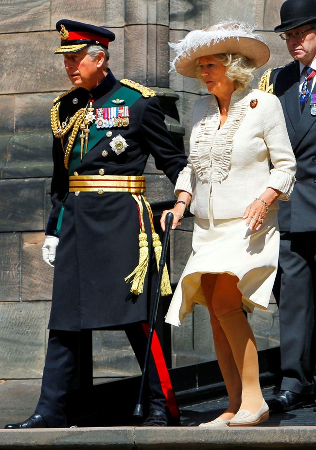 
Принц Чарлз и жена му на служба в Единбург през 2010 г. Камила е с бастун, след като тогава си счупи крака, докато ходеше с обувки на токчета в Шотландия.