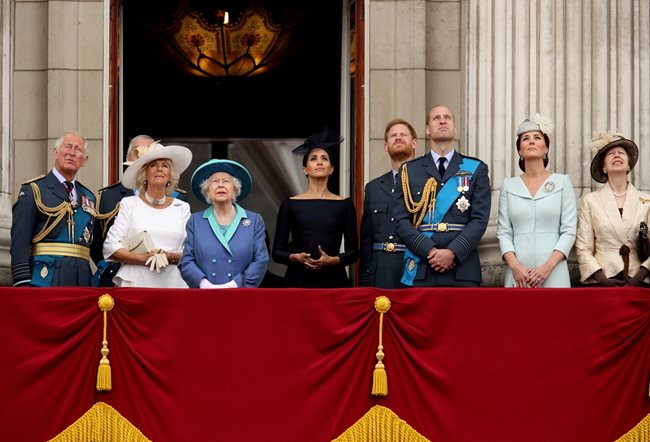 Кралското семейство наблюдава авиошоу на балкона на Бъкингамския дворец.

