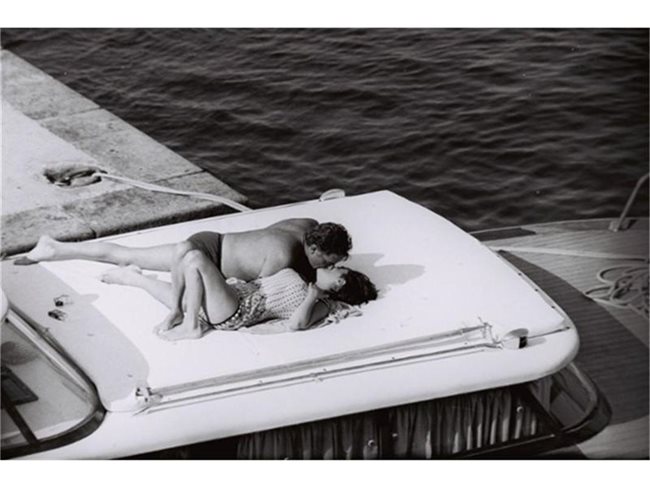 Ричард Бъртън и Лиз Тейлър се целуват на яхта в Южна Италия през лятото на 1962-ра.