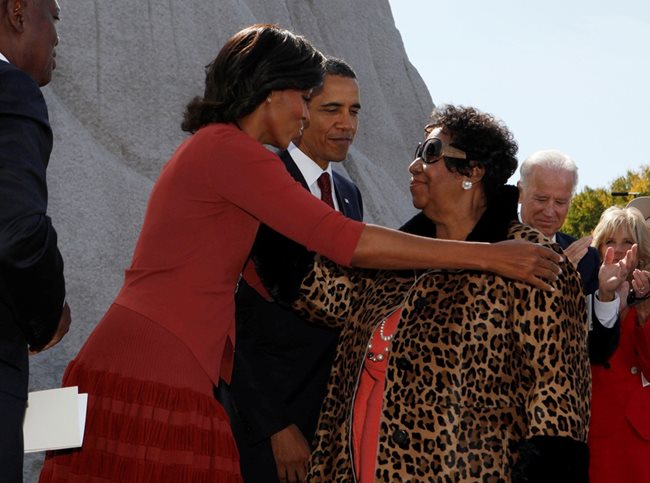 Президентът Барак Обама и съпругата му Мишел почитат Арета Франклин на церемония през 2011 г.