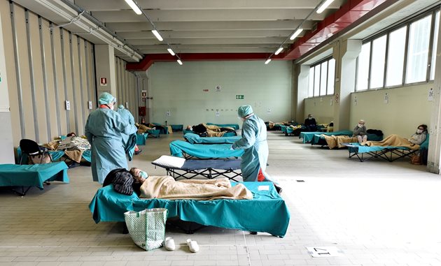 Медицински работници се грижат за болни с коронавирус в болницата в Бреша.
