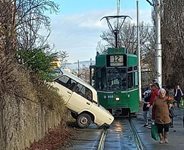 Лада опита да направи офроуд в столицата (Снимки)