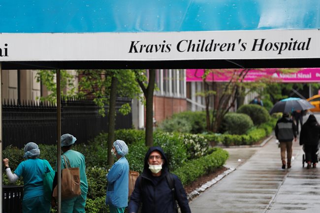 Медици пред Детска болница в Ню Йорк СНИМКА: Ройтерс