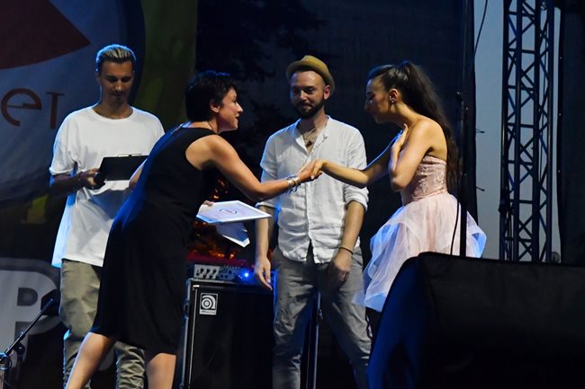 Кристина Иванова и Димитър Атанасов с Наградата на слушателите на БНР, връчена от оперената прима Александрина Пендачанска.

 