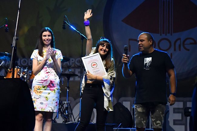 Еlectric Pie спечелиха Първа награда, която им бе връчена от Галя Тренчева – член на Управителния съвет на БНР.