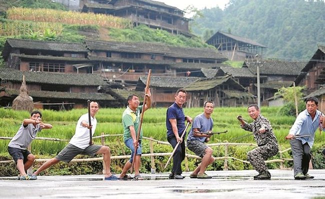 Всички жители на Ганджи Донг са професионалисти в бойното изкуство кунг-фу.