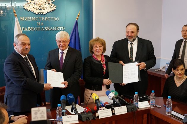 Съсловните организации и НЗОК подписаха Националния рамков договор за тази година. СНИМКА: Десислава Кулелиева