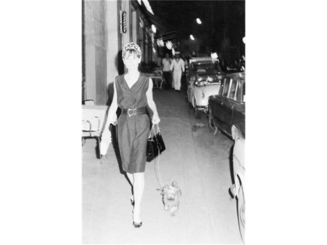 Одри Хепбърн разхожда малко кученце в Рим през 1961-ва.