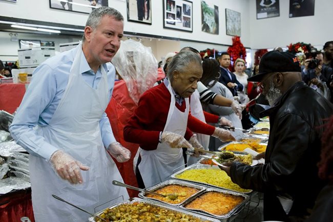 Кметът на Ню Йорк Бил де Блазио раздава храна в Харлем