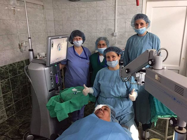 В разградската болница са направени над 700 безкръвни очни операции. На снимката - д-р Стефанова (отпред) и екипът и?.