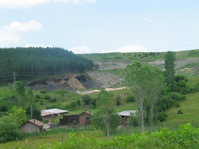 В тази шахта на открития рудник през 2005 г. намериха смъртта си двама роми.