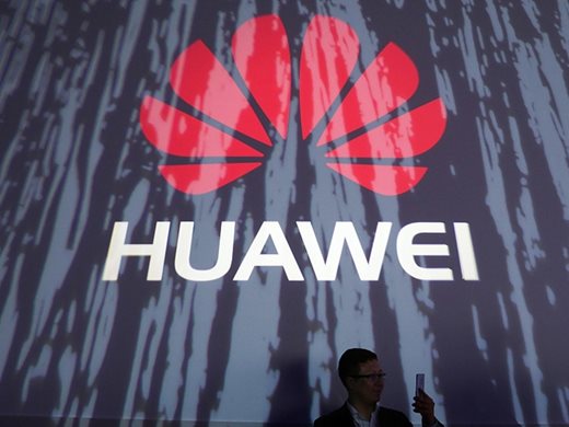 Huawei отвори най-големия си магазин в Оман