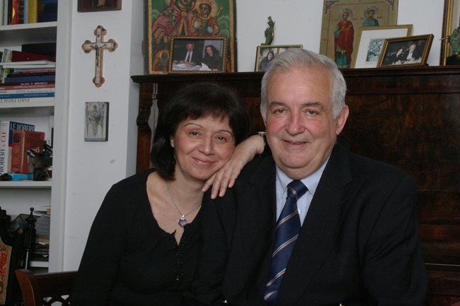 Снимка за спомен, направена в дома на семейството от екипа, който подготвя книгата на Caring Physicians of the World на Световната медицинска асоциация - проф. Цанков е първият български лекар, включен в изданието, един от 65-те лекари от целия свят за 2005 г.