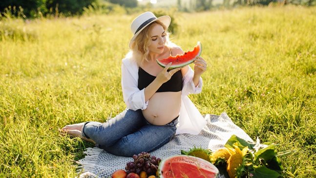 Как да се хранят бъдещите майки през лятото?