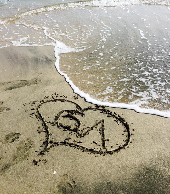 Дни преди сватбата Ива се обясни в любов на бъдещия си съпруг, като публикува снимка на сърце в пясъка с инициалите му.
