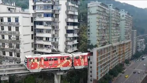 Влак в Китай минава през 19-етажна сграда (Видео)