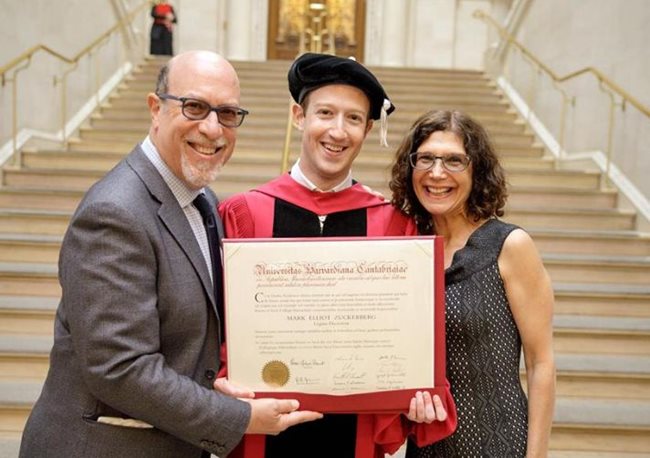 Mарк Зукерберг на церемонията по дипломирането му в Харвард, Снимка: Фейсбук