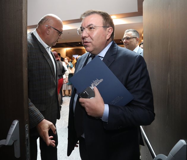 Председателят на здравната комисия в парламента проф. Костадин Ангелов влиза в залата на хотел “Хаят”, а път му прави зам.-председателят на лекарския съюз д-р Николай Брънзалов.