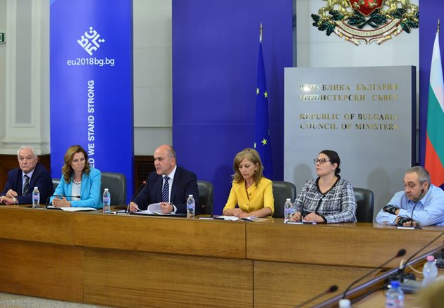 Адриана Стоименова заедно с министър Бисер Петков и уволнената му заместничка Росица Димитрова на заседанието на съвета преди 2 дни.  СНИМКА: ЙОРДАН СИМЕОНОВ