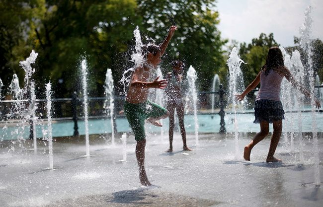 Деца се разхлаждат в жегата в парк в Пловдов.