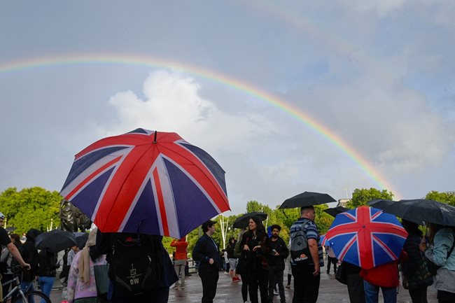Въпреки лошото време, англичаните продължават да се събират пред двореца в Бъкингам СНИМКИ: Ройтерс