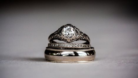 Как да носите сребърни пръстени