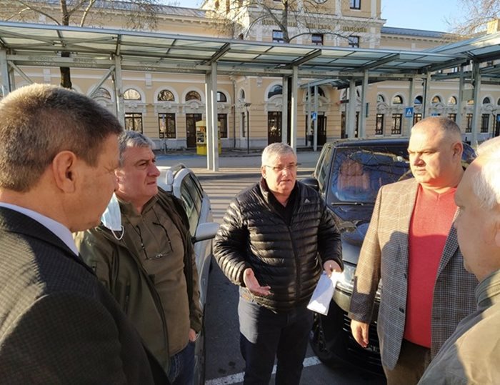 На 17 март превозвачите Веселин Дошков, Петко Ангелов и Димитър Чолаков обсъждаха с Пламен Вълков /вторият вляво/  по каква схема да вървят автобусите в Пловдив по време на извънредното положение.