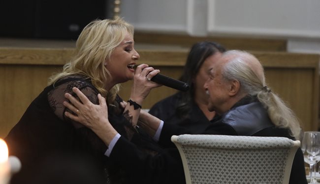 Възхитен от гласа , Кирил Маричков прегръща Тони Димитрова, докато тя пее.