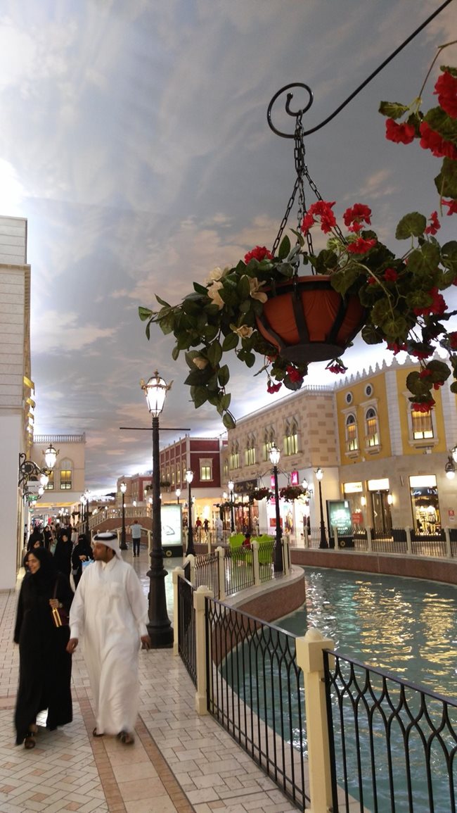 "Виладжо мол" - 150-метров канал с гондоли и нарисувано небе.
