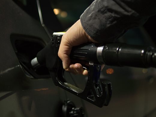 Гърция въвежда лимит за цената на бензина, по островите скочи над 2 евро за литър